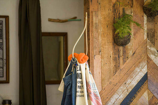 作り方は“曲げるだけ”!?どこでも・なんでも掛けられる超便利なハンガーフックをDIY