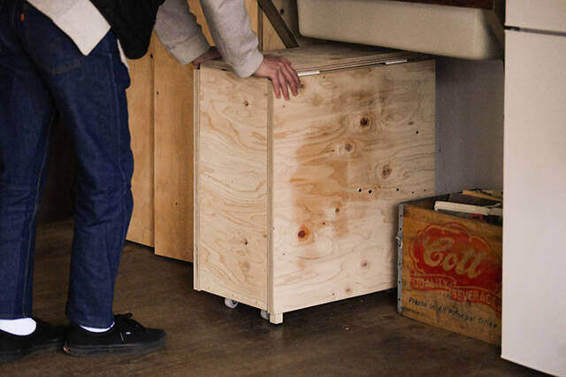 畳んで収納、開いてカフェに!収納力も抜群な移動式バタフライテーブルをDIY