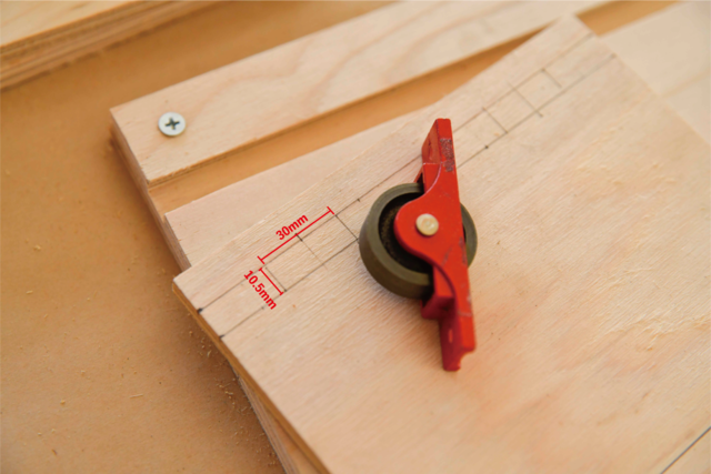 “動くインテリア”で快適おウチ時間!新感覚の可動式飾り棚をDIY