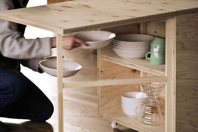 畳んで収納、開いてカフェに!収納力も抜群な移動式バタフライテーブルをDIY