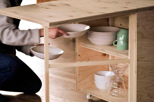 畳んで収納、開いてカフェに!収納力も抜群な移動式バタフライテーブルをDIY