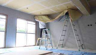 天井だってセルフで仕上げる！グレー壁紙でホテルライクな部屋作り | DIYer(s)│リノベと暮らしとDIY。