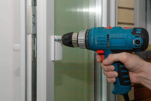劣化した浴室ドアの交換をDIYで出来る?費用の目安はどのくらい?