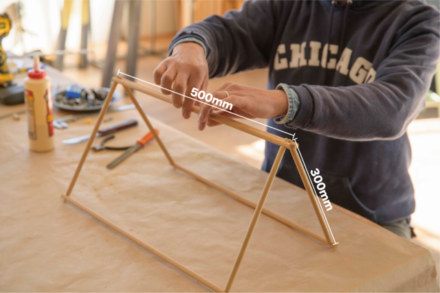 キャンプで料理を守る“卓上テント”!?折り畳み式の木製フードカバーをDIY