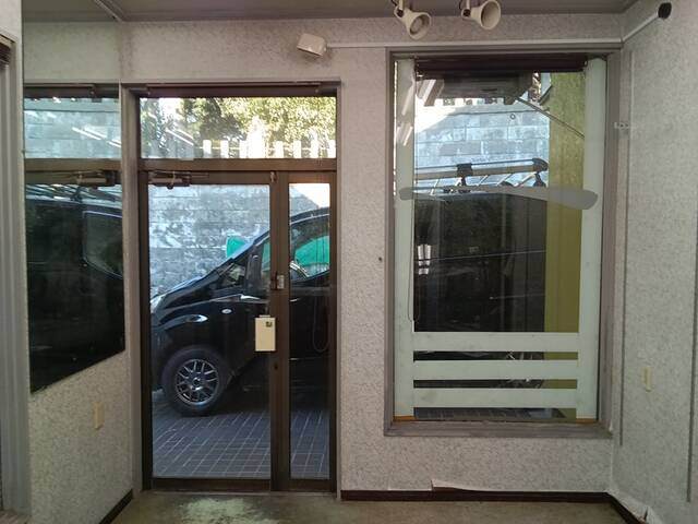 施工前の入口側の室内がこちら。