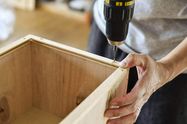 3つの木材で簡単スッキリ！開け閉め楽々なスライドドアラックをDIY！