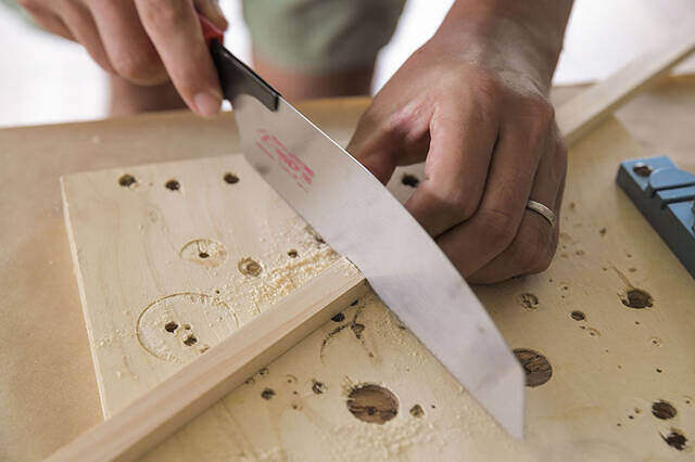 “仕舞えるだけ”の収納で満足?汚れも防げる超快適サイドテーブルをDIY