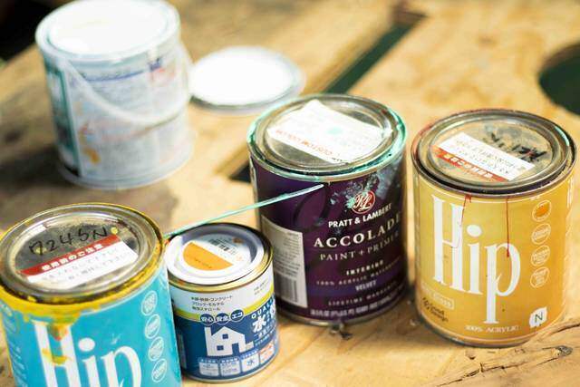 枯れ枝だって立派な木材!低予算でオシャレな壁掛けフックが完成!