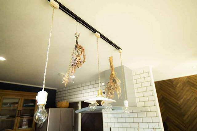 古材とエイジングで作るインテリア。アメリカを感じるキューブハウス