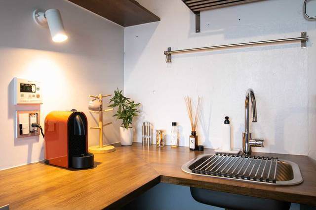 パーテーションで目を惹く抜け感のあるデザインに！ラグジュアリーさを意識したリノベルーム