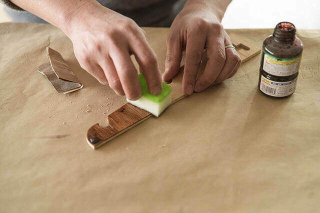 材料費0円の名作が誕生!来客時に壁から飛び出す魔法のハンガーフックをDIY