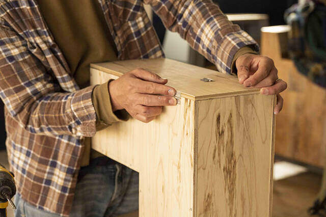 まるで“木製テトリス”!階段を活用したステアボックスをDIY