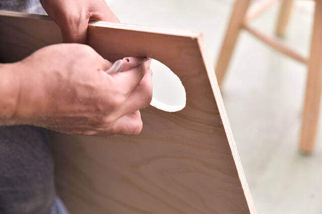 “膝の上”と書いて、オフィスと読む。キャンプチェアで働く快適デスクをDIY