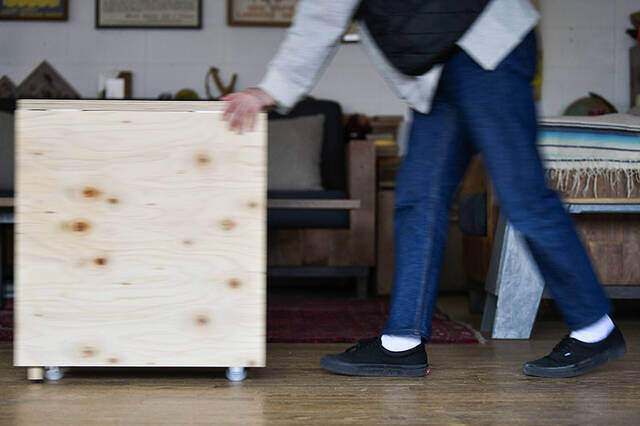 畳んで収納、開いてカフェに!収納力も抜群な移動式バタフライテーブルをDIY