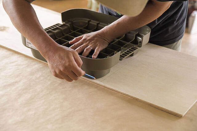 足を上げると気分もアガる!トランクカーゴが贅沢オットマンに変身するDIY