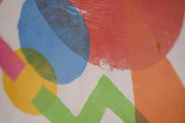 捨てるはずのマットを芸術へ!?親子で楽しむスタンプアートDIY