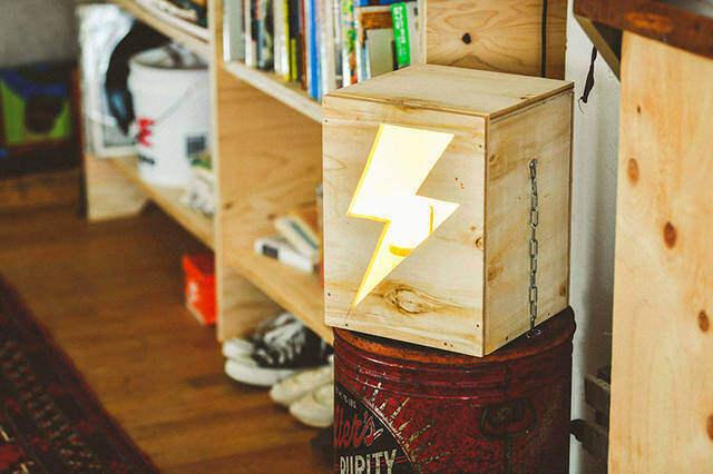 夜キャンプの“光る表札”！テントを見分けるベースサインをDIY