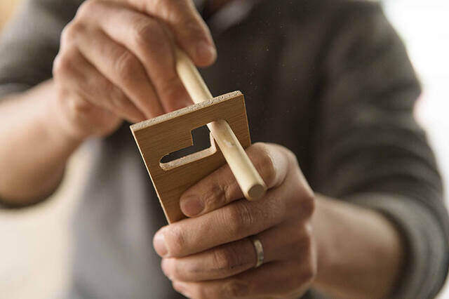 材料費0円の名作が誕生!来客時に壁から飛び出す魔法のハンガーフックをDIY