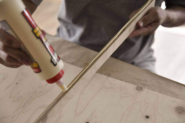 “膝の上”と書いて、オフィスと読む。キャンプチェアで働く快適デスクをDIY