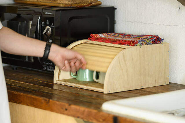 クセになるこの開閉式!木製ブレッドケースDIYで叶える“シャレ収納”