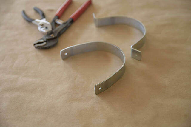 作り方は“曲げるだけ”!?どこでも・なんでも掛けられる超便利なハンガーフックをDIY