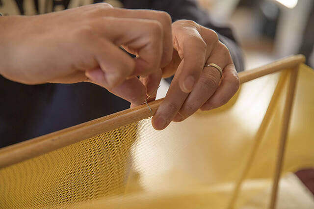 キャンプで料理を守る“卓上テント”!?折り畳み式の木製フードカバーをDIY