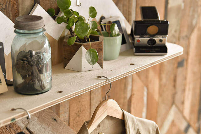 2枚の板がここまで化ける！“IKEAクランプ”を使った超簡単な壁掛けラックDIY