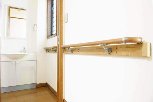 【快適暮らしの入門編】トイレ手すりの位置や高さはどこが最適?失敗しない取付ガイド