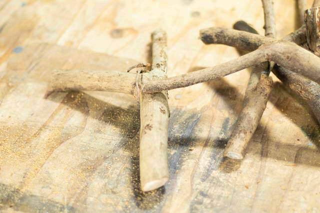 枯れ枝だって立派な木材!低予算でオシャレな壁掛けフックが完成!