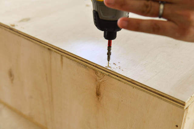 3つの木材で簡単スッキリ！開け閉め楽々なスライドドアラックをDIY！