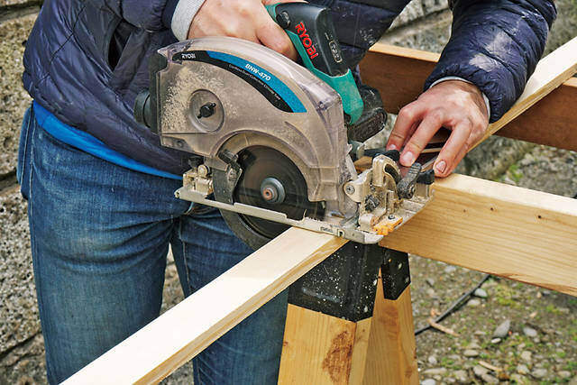 持ち運びも簡単なキャンプの味方!フォールディングテーブルをDIY!