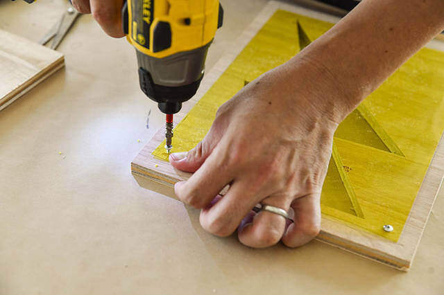 夜キャンプの“光る表札”！テントを見分けるベースサインをDIY