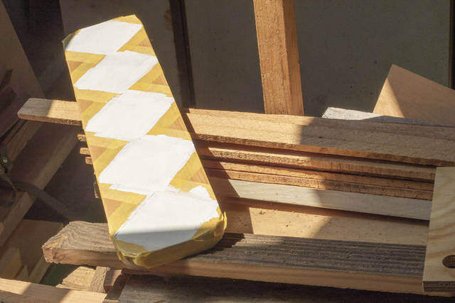 ブラケットいらずで突っ張れる!?デッドスペースを解消するウォールラック