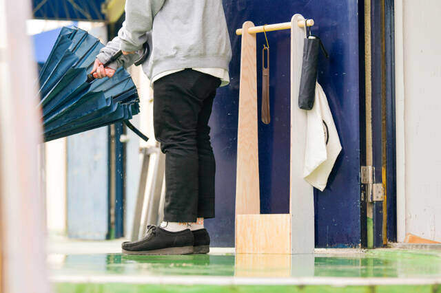 材料たった2つで玄関を格上げ!小物も吊るせる“多目的傘かけ”をDIY