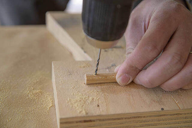 キャンプで料理を守る“卓上テント”!?折り畳み式の木製フードカバーをDIY