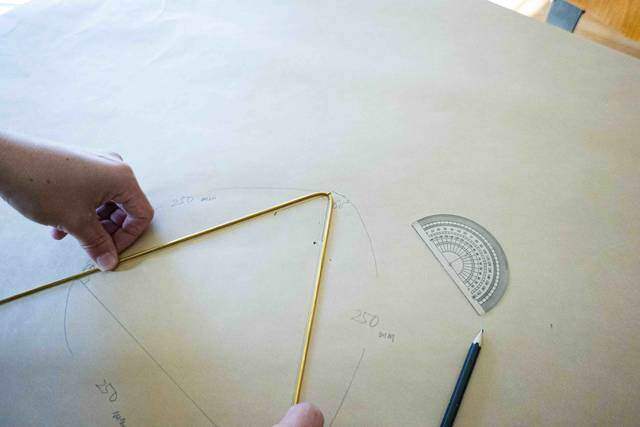 2本の真鍮で作る洒落顔DIY!インテリアを選ばず映えるプラントハンガー