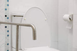 【快適暮らしの入門編】トイレ手すりの位置や高さはどこが最適？失敗しない取付ガイド | DIYer(s)│リノベと暮らしとDIY。