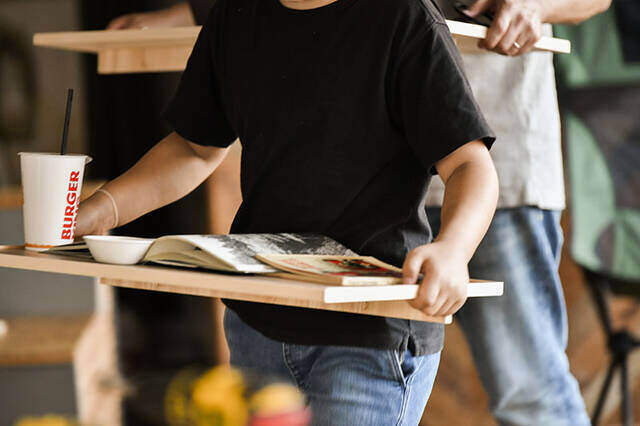 “膝の上”と書いて、オフィスと読む。キャンプチェアで働く快適デスクをDIY