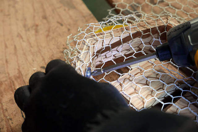 ハニカムデザインで洒落度アップ！壁掛けプランターの作り方！