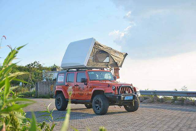 自分の車をホテルに!車中泊の雰囲気が変わるルーフテント19選!