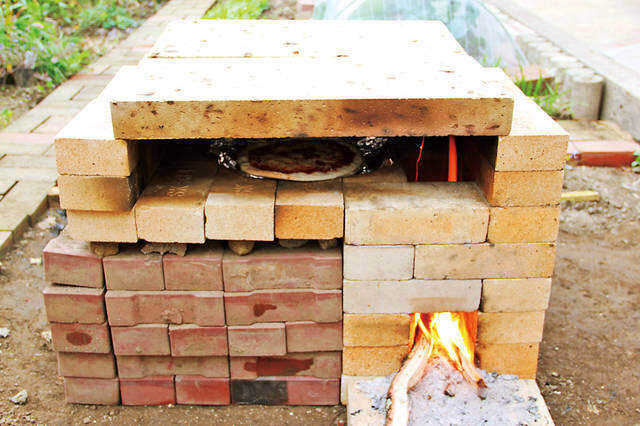 耐火レンガ&コンクリートで常設のロケットストーブを作る!