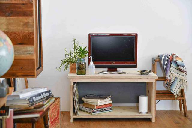 コードのゴチャつきスッキリ解決！収納上手なテレビ台をDIY！