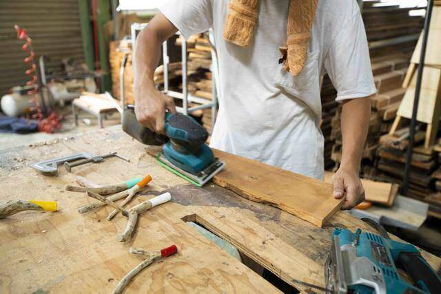 枯れ枝だって立派な木材!低予算でオシャレな壁掛けフックが完成!