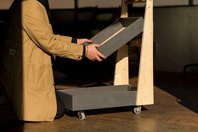 “歩くディスプレイ”なら模様替えし放題！機能性◎な開閉式ワゴンラックをDIY