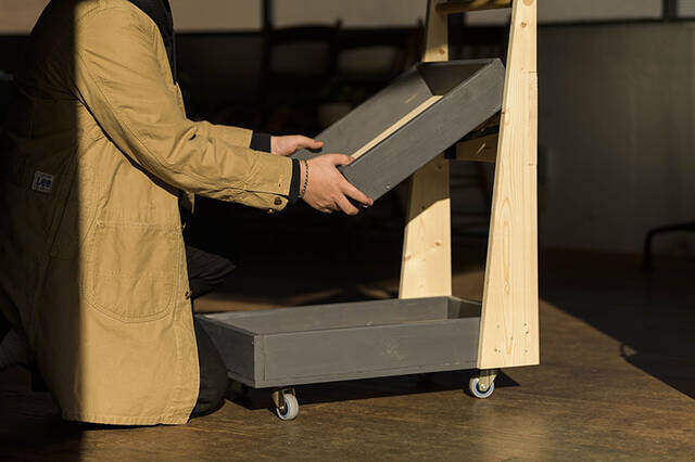 “歩くディスプレイ”なら模様替えし放題!機能性◎な開閉式ワゴンラックをDIY