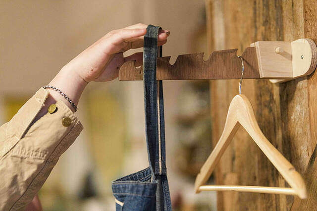 材料費0円の名作が誕生!来客時に壁から飛び出す魔法のハンガーフックをDIY