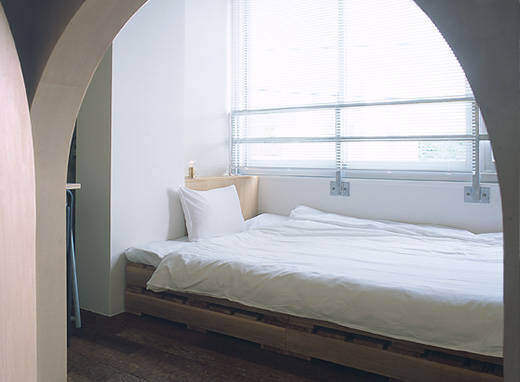 ホステル ×カフェ×食品加工場！リノベで築50年の古さを楽しむイワシビル