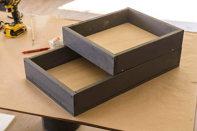 “歩くディスプレイ”なら模様替えし放題!機能性◎な開閉式ワゴンラックをDIY