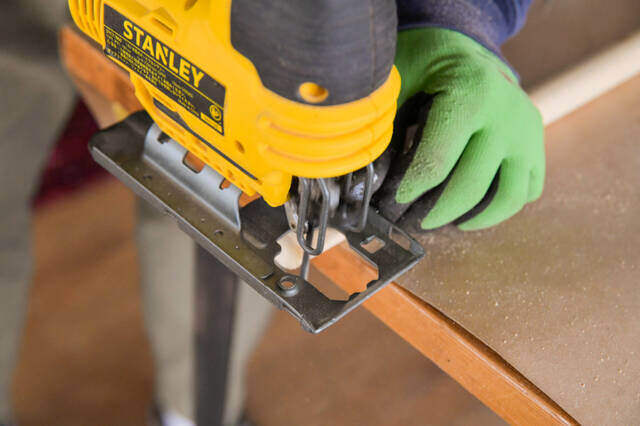 材料たった2つで玄関を格上げ!小物も吊るせる“多目的傘かけ”をDIY