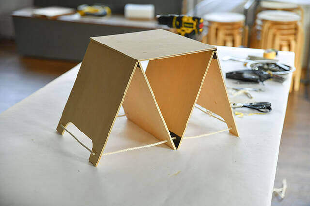 この変形にロマンがある！“パタっ”と畳めて“ガバっ”と広がるサイドテーブルをDIY